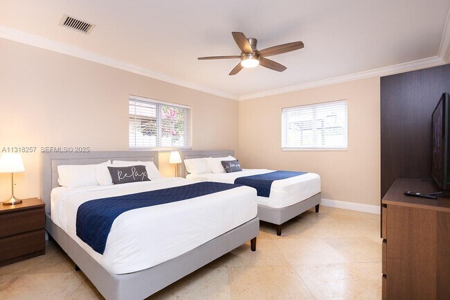 Building Photo - 833 Washington St