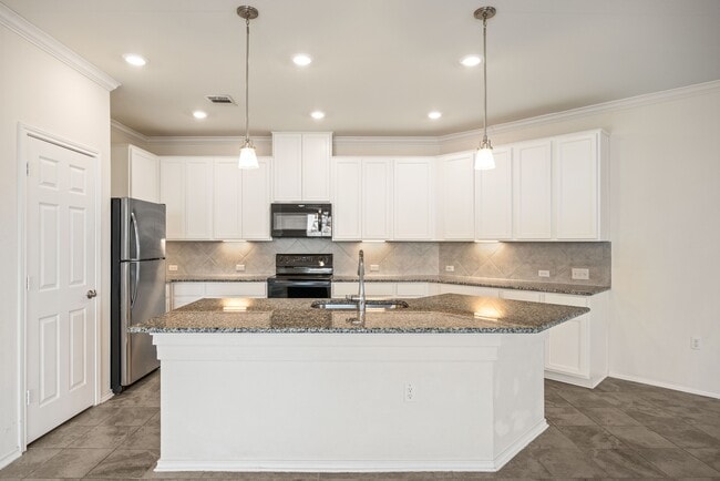 Building Photo - 805 Sandhill Branch Dr