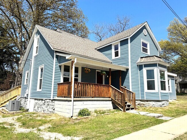 Building Photo - Historic Home for Rent in Downtown Siloam