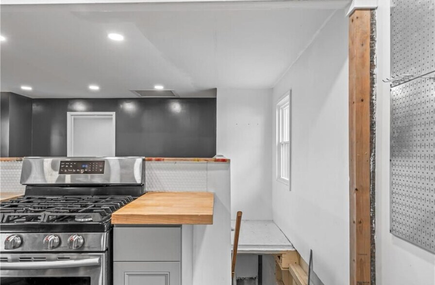 High quality gas range + oven - 600 Ridgeview Ave