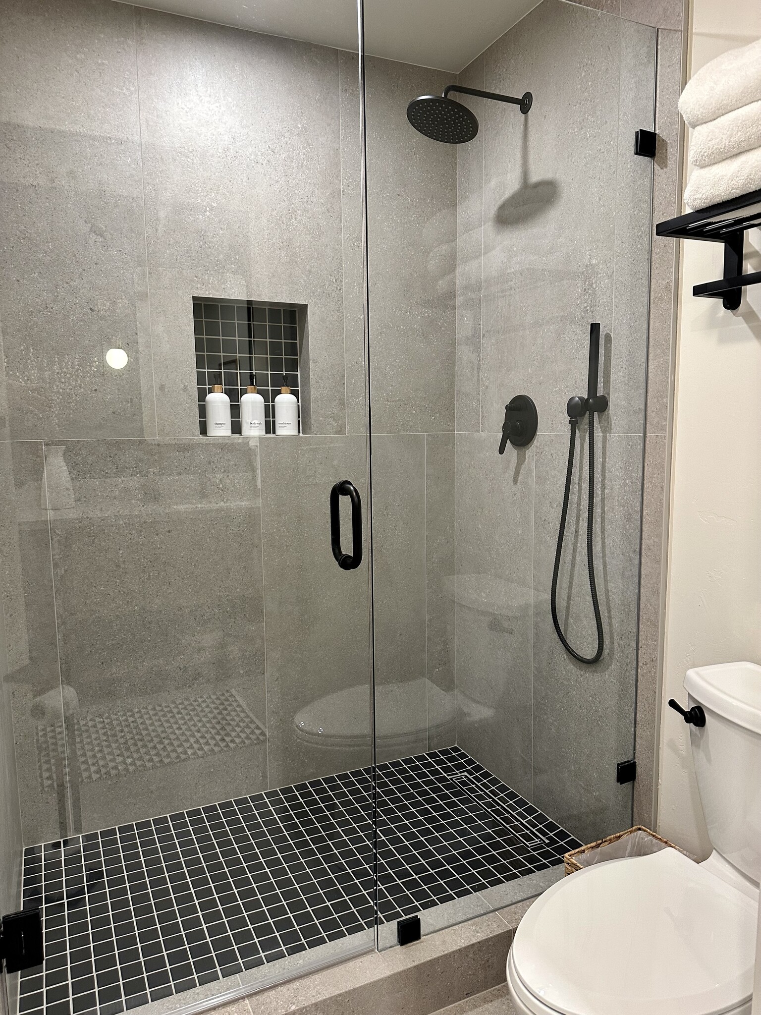 Shower - 28050 CA-189