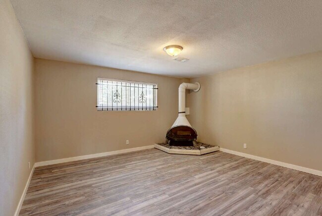 Building Photo - "Spacious 4-Bedroom Home in Denver with 2 Full Baths and Over 2000 sq ft!"