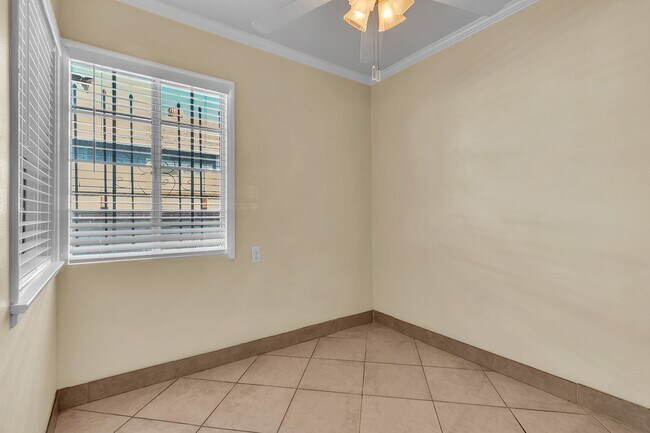 Building Photo - 1239 W Carlton Pl