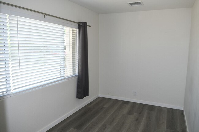 Building Photo - 1339 E Glenrosa Ave