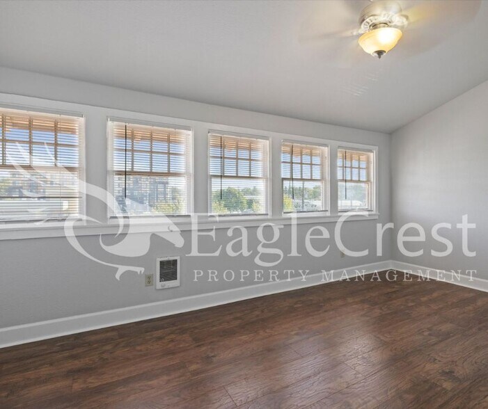 Building Photo - 105NSP