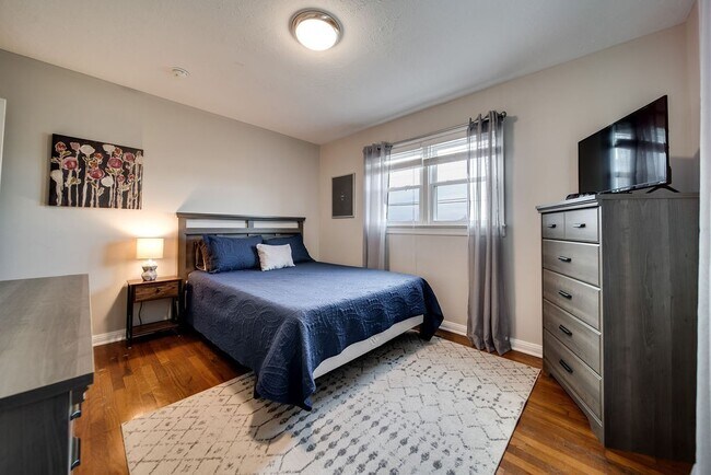 Building Photo - 341 E Park Ave