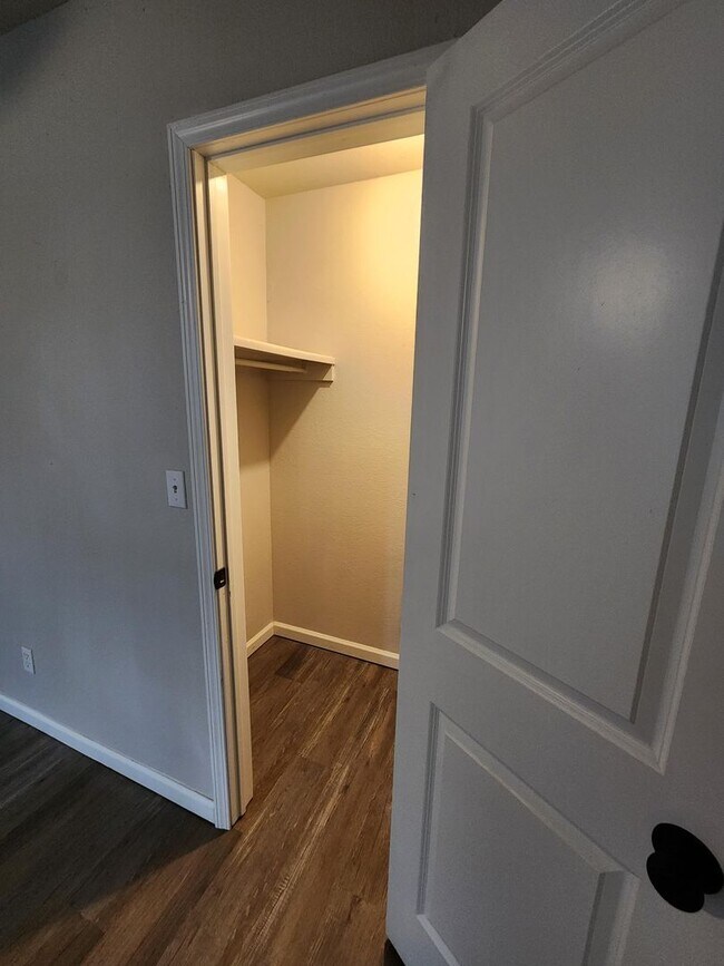 Building Photo - IMMEDIATE MOVE IN