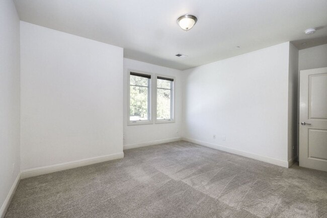 Building Photo - Open and Bright 2 bed/ 1.5 bath town-home ...