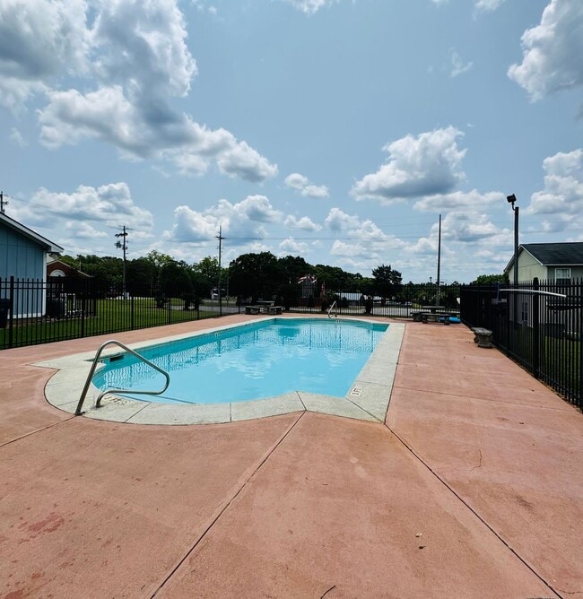 Building Photo - Available NOW- 113 Commons-Move in Special 1/2 off the first month rent with 12-month Lease