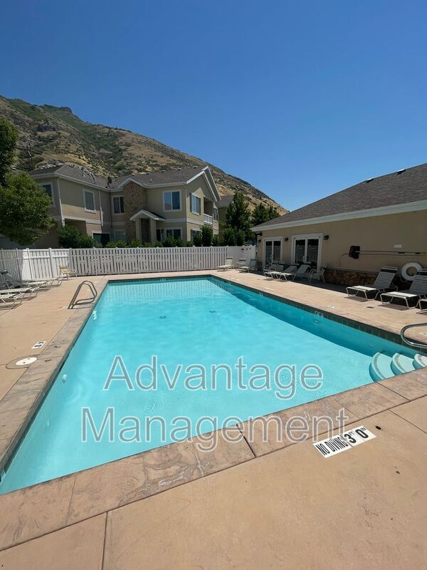 Building Photo - 1061 Canyon Meadow Dr