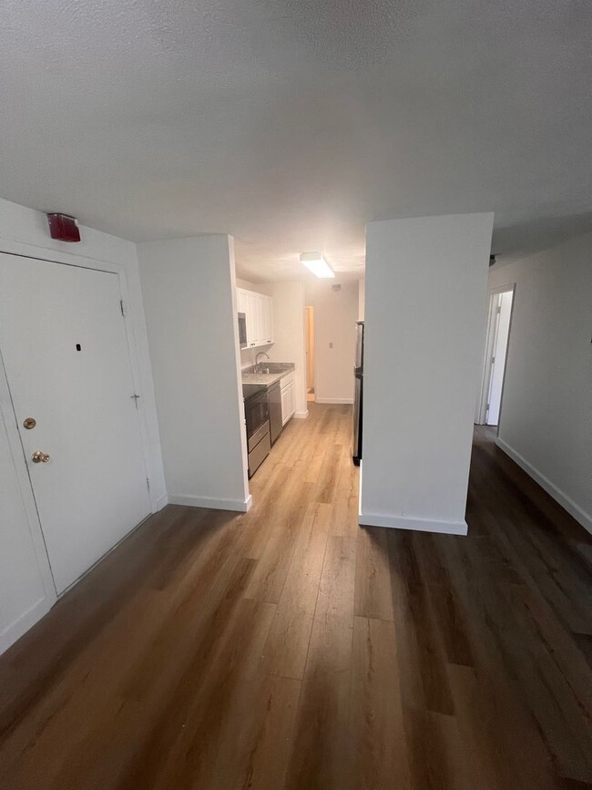 Building Photo - Beautifully Remodeled 3 bedroom Condo in H...