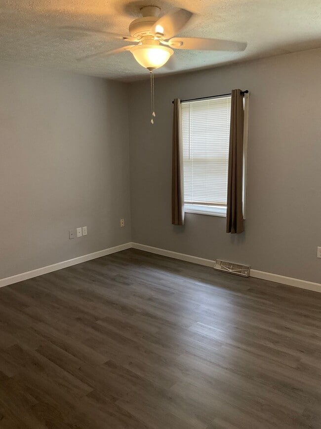 Building Photo - 405 E Poos Dr