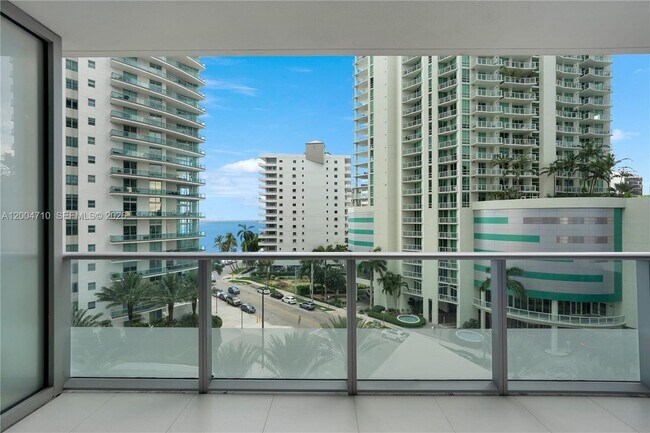 Building Photo - 1300 Brickell Bay Dr