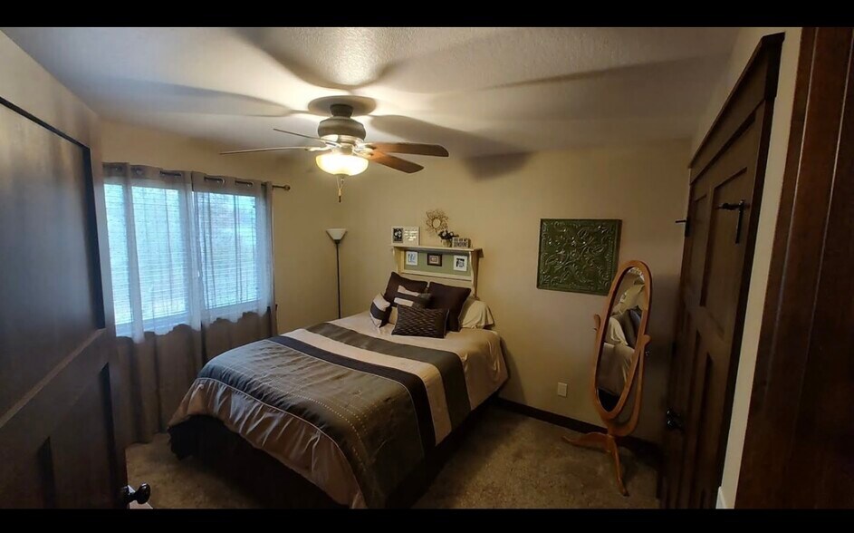 Building Photo - 2525 Lake Ct