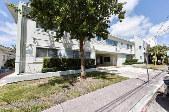 Building Photo - 2250 Bay Dr