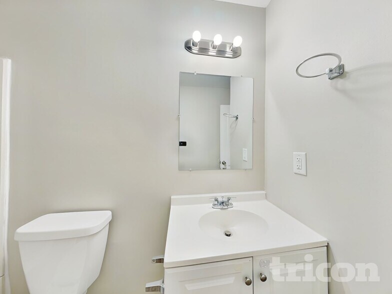 Building Photo - 1016 Forest Glen