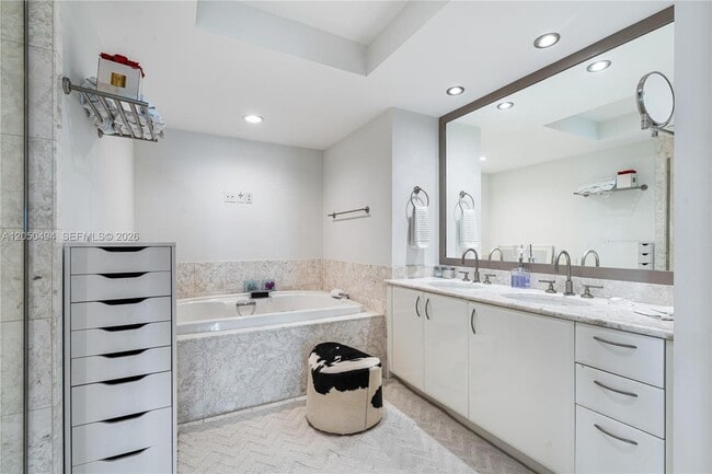Building Photo - 1331 Brickell Bay Dr