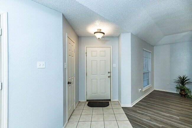 Building Photo - Beautifully remodeled 2/2/2 in very upscal...