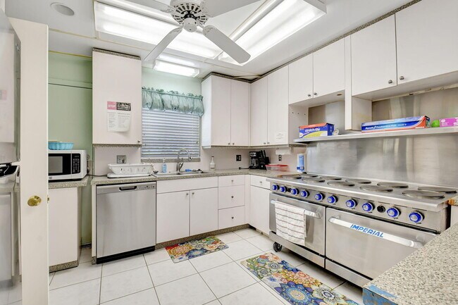 Building Photo - 801 Meadowlark Ln