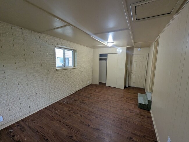 Building Photo - Classic Style, Fresh Updates