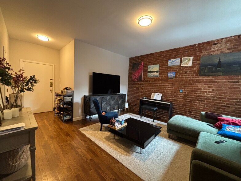 Building Photo - 17 Stearns Rd