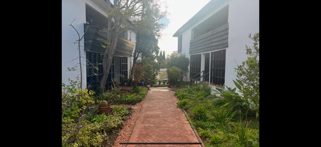 Nice Secure courtyard - 1320 S Beverly Glen Blvd