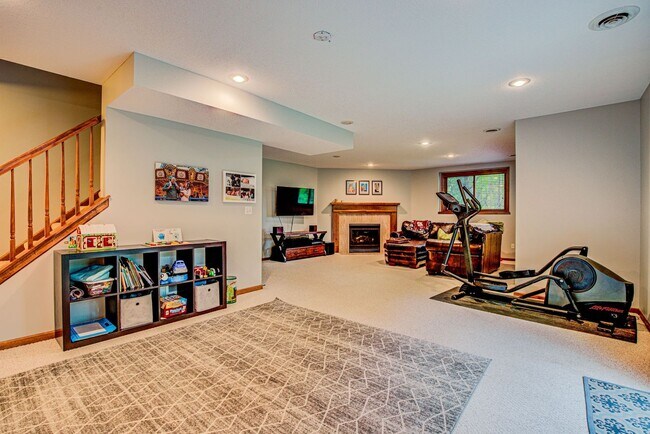 Building Photo - Immaculate 5 Bedroom 4 Bath in Chanhassen - Available August 1st.