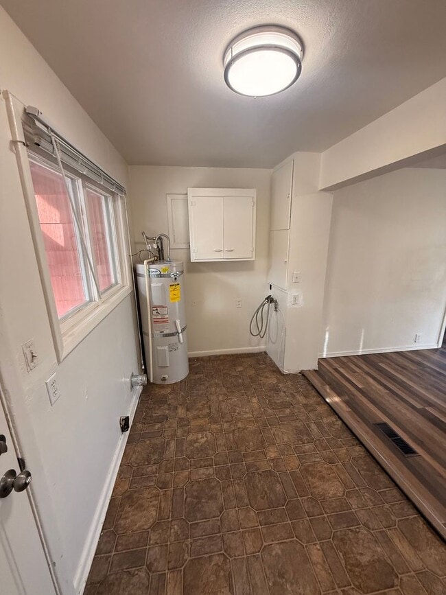 Building Photo - Charming  2 Bed 1 Bath Close to downtown and 1.9 miles to Sky Lakes Medical Center and Oregon Tech