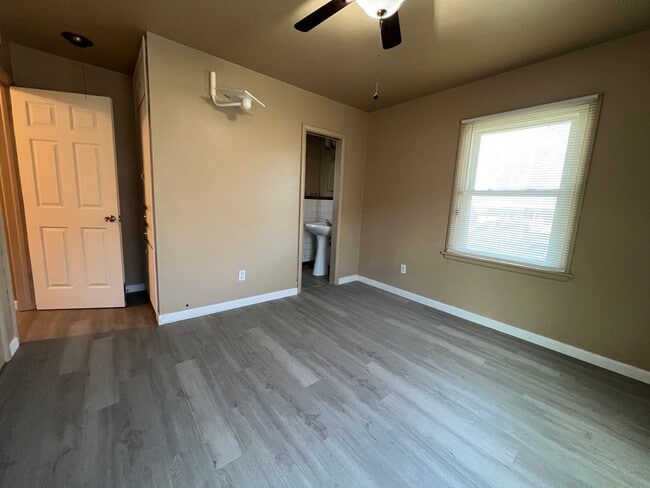 Building Photo - 3818 NW Bell- AVAILABLE NOW!