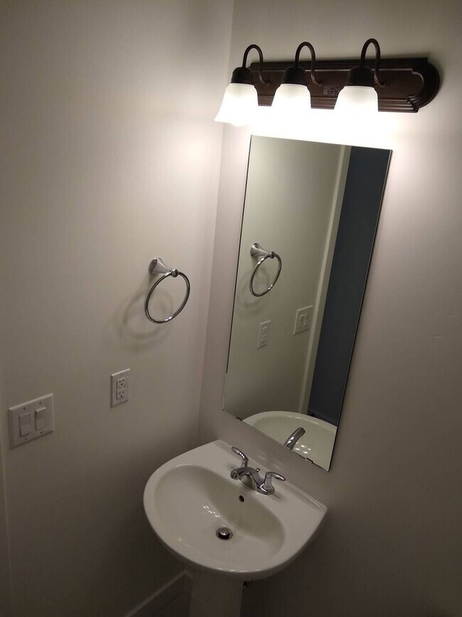 Building Photo - Pet Friendly Gorgeous Row End Townhome w 2...