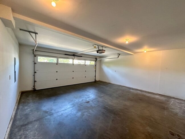 Building Photo - 2145 Seamount Dr
