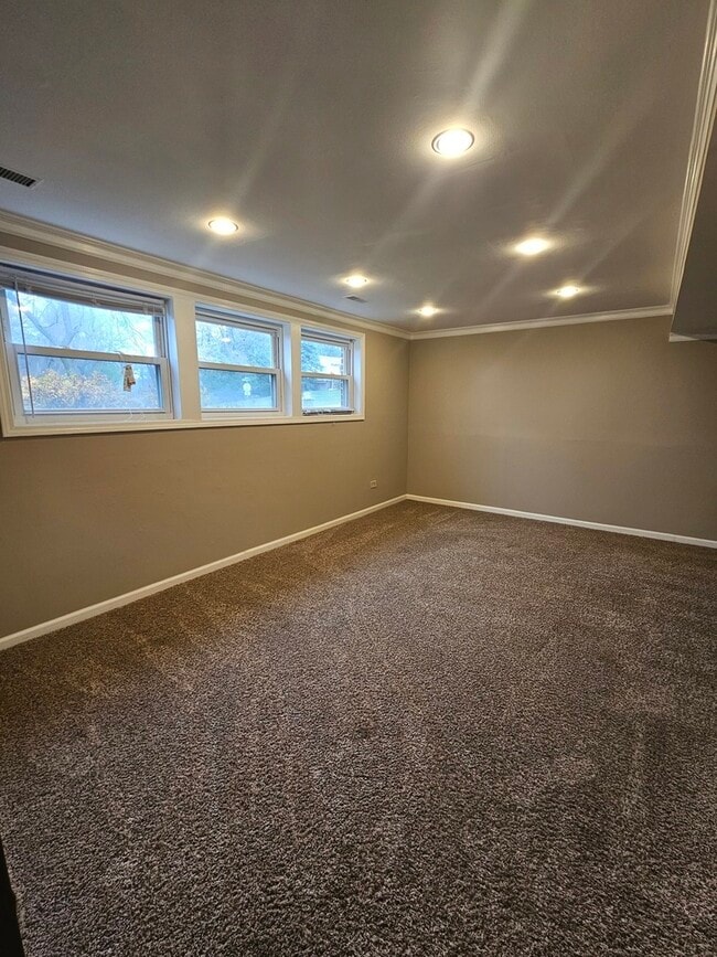 Building Photo - 600 Hawthorne Ln