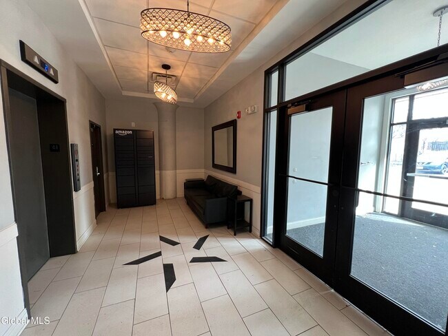 Building Photo - 733 Broadway