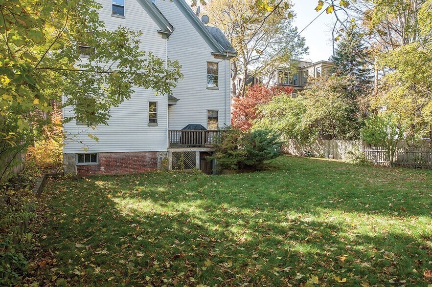 Building Photo - 17 Burroughs St