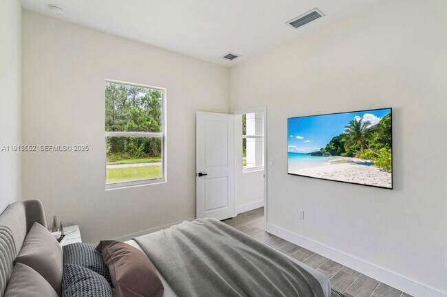 Building Photo - 710 Peacock Ave