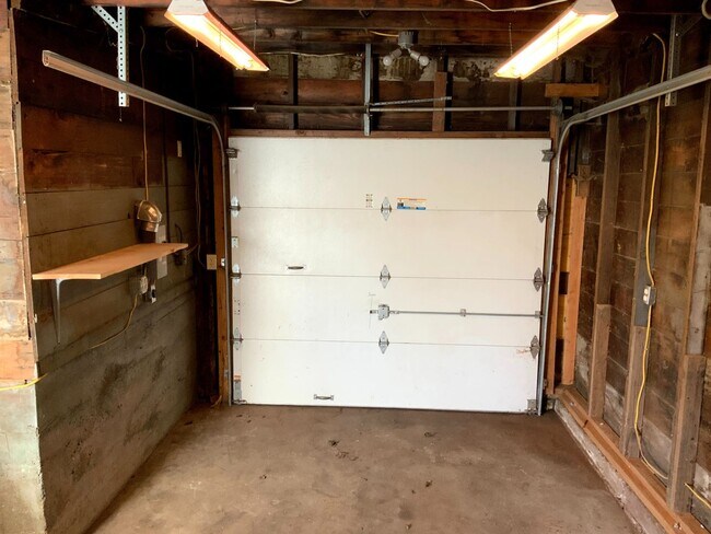 Building Photo - 4 Bedroom, 1.5 Bath House