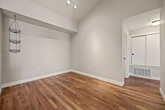 Building Photo - Bright 2 Bed, 2 Bath Condo in Fort Collins!!