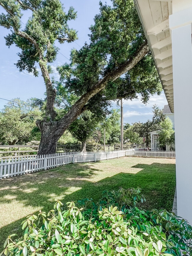 Building Photo - 764 E 2nd St