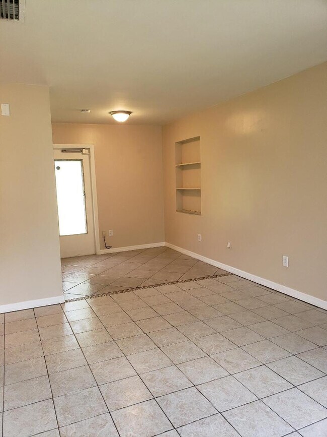 Building Photo - 2 Bed 1 Bath Home | Pet Friendly | Washer ...