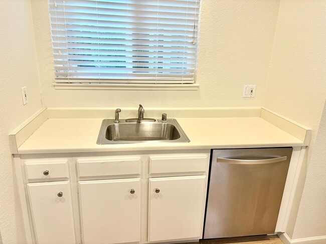Building Photo - House like 2bed/1.5 Bath Condo with Spacious Corner Yard and 2 Car Garage