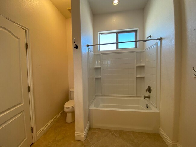 Building Photo - CALVADA VALLEY U.1 - Oakleaf Avenue