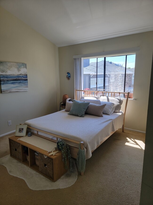 Spacious master bedroom - 2007 Ruhland Ave