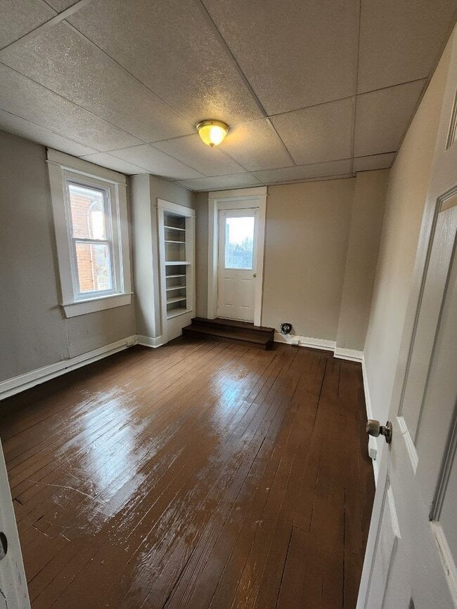 Building Photo - 5 Bedroom home available now in York!