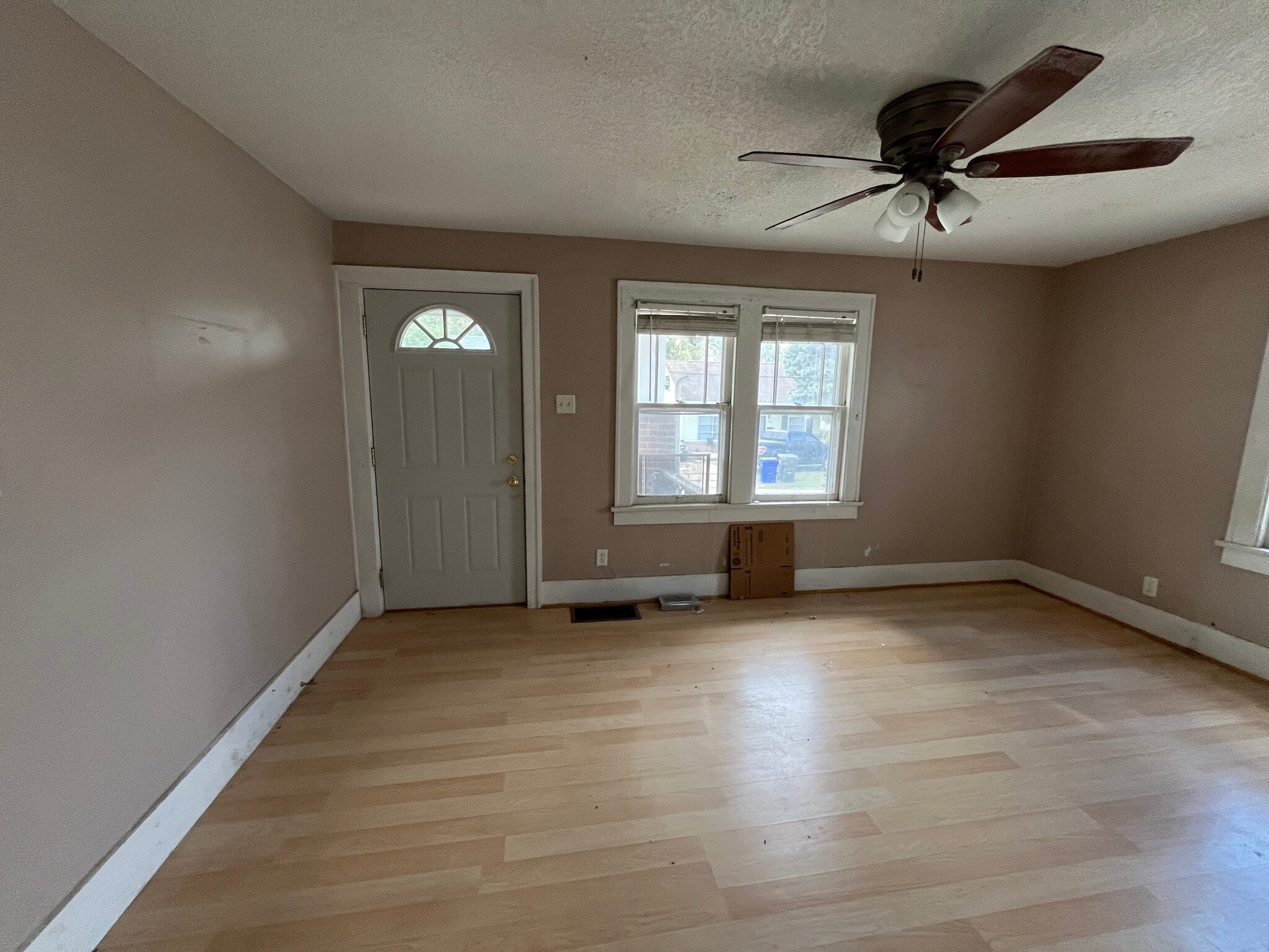 Building Photo - 2044 E Lincoln Ave