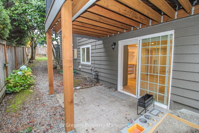 Building Photo - 604 9th Ave