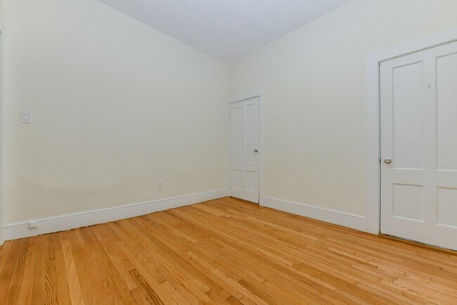 Building Photo - 458 E 7th St