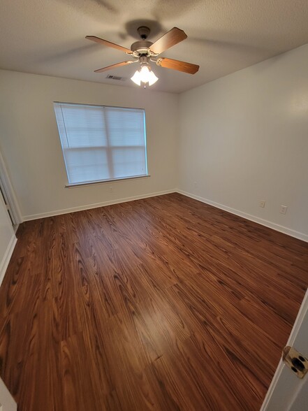 Spacious master bedroom with ceiling fan - 103 Pasofina Dr