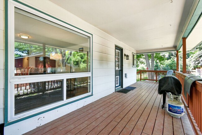 Building Photo - Fabulous 4 BR 3 bath home with fenced back...