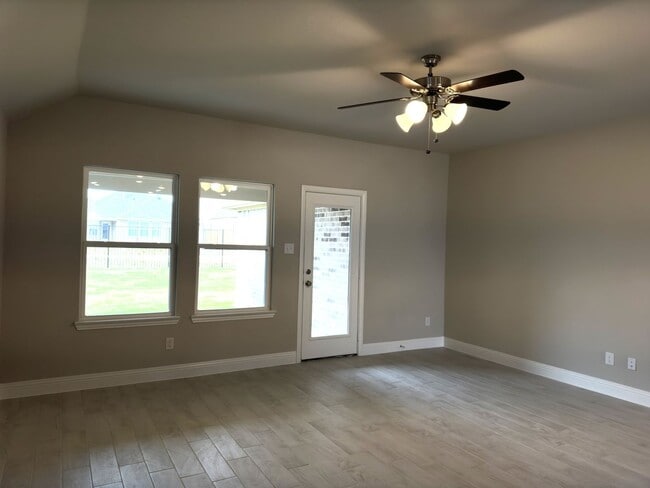 Building Photo - LAGOON Community, like new house.