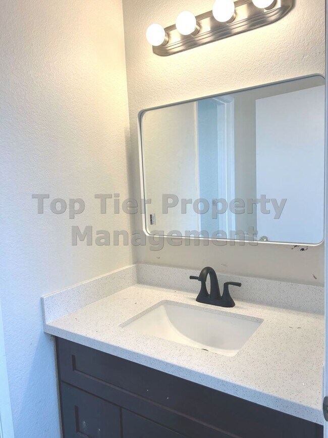 Building Photo - ***Beautiful 3 bed / 2.5 bath House in a N...